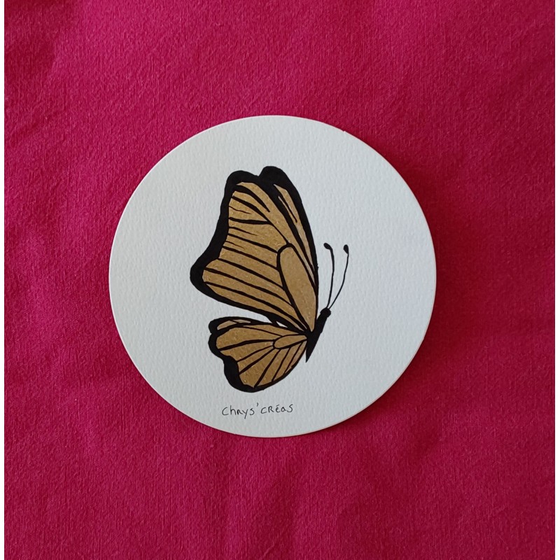 Carte ronde, aquarelle d’un papillon noir et or,