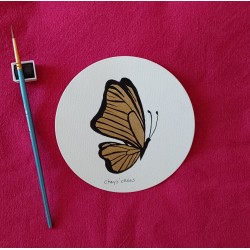 Carte ronde, aquarelle d’un papillon noir et or,