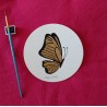 Carte ronde, aquarelle d’un papillon noir et or,