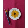 Carte ronde pour maîtresse, fleur jaune-orangé, style marguerite