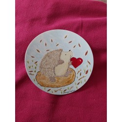 Carte ronde, aquarelle, hérisson sur tronc avec coeur rouge