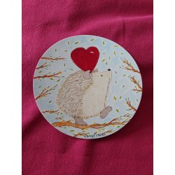 Carte ronde, aquarelle, hérisson tendant un cœur rouge